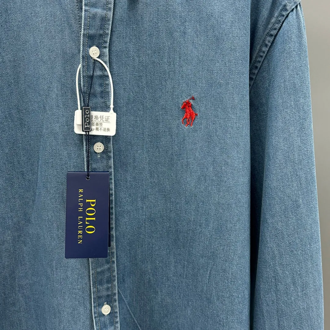 P220 Ralph Lauren/Ralph Lauren embroidered denim shirt is made of high-count combed cotton denim fabric. The yarn is even and fine. No impurity hairiness. You can feel the soft texture of cotton fiber when you touch it. Loose fit. The upper body is three-dimensional. The lines are smooth and natural. From the shoulder line to the waist line and then to the hem. The line transition is smooth. There are no unnecessary folds or accumulation. The whole body is neat and stretched. The chest is embellished with the iconic pony embroidery. It is simple but highly recognizable. The color transition of the embroidery thread is natural. The stitches are evenly spaced and uniform in size. The stitches can also connect naturally and the lines are smooth and not stiff. Size: S M L XL